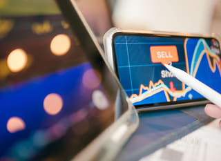 Inwestor działający na wielu rynkach badający Bitcoin, Ethereum oraz instrumenty forex