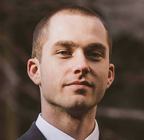 Portret Thomasa Whitfielda, specjalisty ds. analizy handlowej i eksperta w dziedzinie rynków kryptowalut